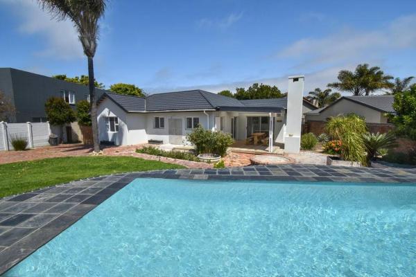 Foto 2: Sun, fun and Hot tub in Plett - back up power!