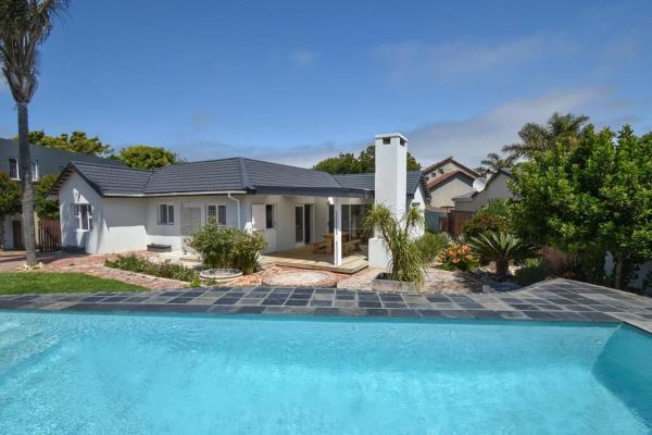 Foto 7: Sun, fun and Hot tub in Plett - back up power!