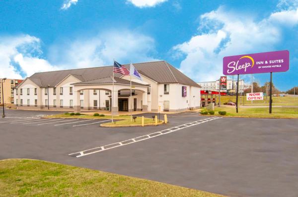A la foto es mostra l'objecte Sleep Inn & Suites situat a la ciutat de Cottondale.