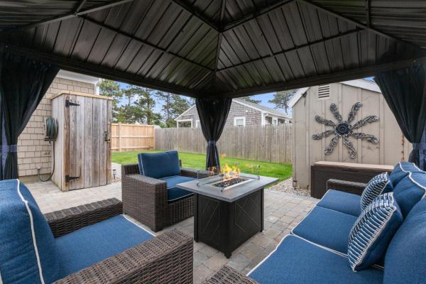 A la foto es mostra l'objecte 3-min Walk To Beach! Private Luxury Backyard! situat a la ciutat de Dennis.