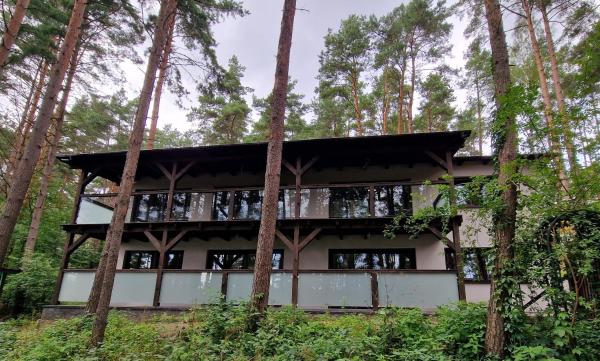 Na zdjęciu widoczny jest obiekt Apartament Sosny 2,2 nad jeziorem OTW Borówno Wielkie położony w mieście Demlin.