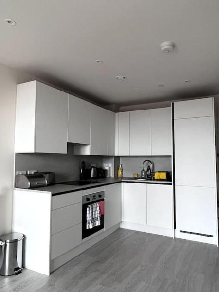 A la foto es mostra l'objecte Bright Modern Flat with Balcony 30mins from Euston situat a la ciutat de Hatch End.