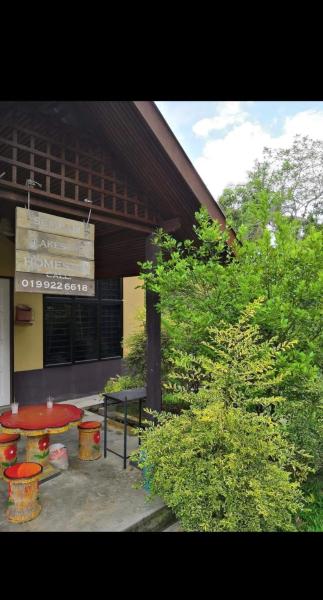 På billedet ses objektet De'Lakeside musslim's homestay beliggende i byen Kampong Sega.