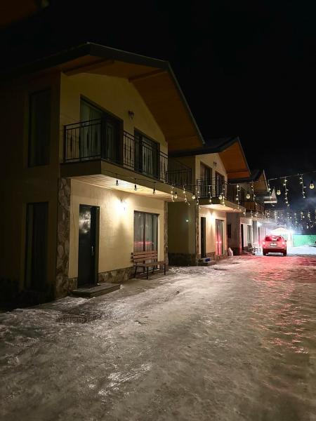 A la foto es mostra l'objecte Cottage Mountain Dew in Bakuriani situat a la ciutat de Bakuriani.