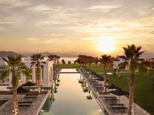 写真にはカログリア市にあるGrecotel Casa Marronが写っています。