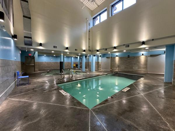På billedet ses objektet Solara Studio with Pool/Hot tub/Parking/Gym beliggende i byen Canmore.