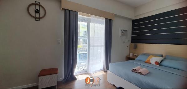 A la foto es mostra l'objecte Amani Grand Resort Residences by JC SpaceRentals balcony pool view, Ground floor, 5mins from airport, free WIFI, NETFLIX situat a la ciutat de Pusok.