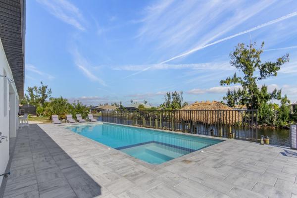 Impeccable Gulf Access, Dock W/tiki Bar, Outdoor Kitchen,and And And - Villa Nautical Paradise - Cape Coral, FL