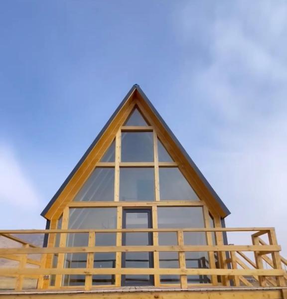 Kuvassa näkyy kohde A Frame Denver, joka sijaitsee kaupungissa Yernjatapʼ.
