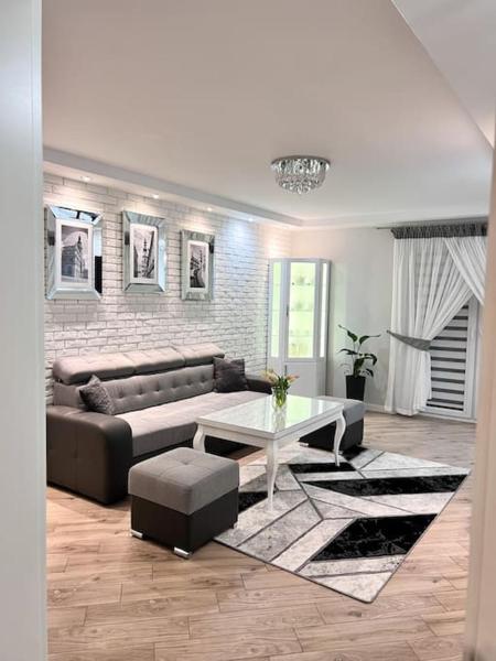 Na zdjęciu widoczny jest obiekt Apartament Zamojski na Roztoczu położony w mieście Łabunie.