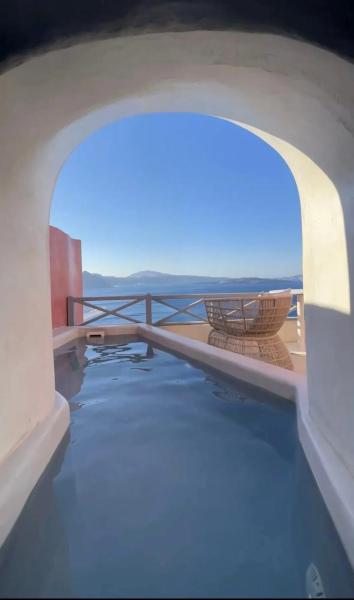 På billedet ses objektet Bubble Suite Santorini beliggende i byen Oia.