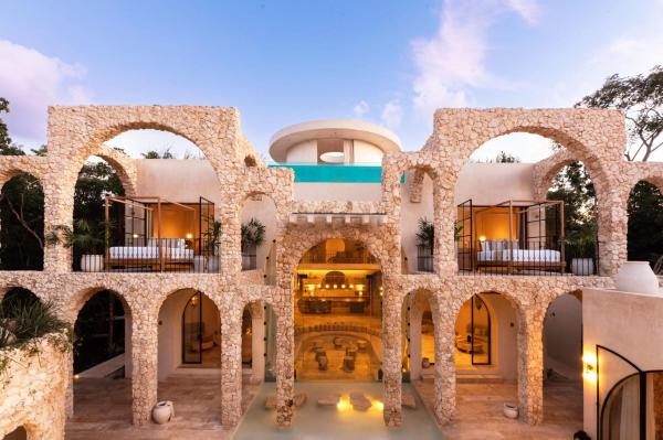 Na zdjęciu widoczny jest obiekt Casa Arka - Palacial Sanctuary for group retreats położony w mieście Tulum.