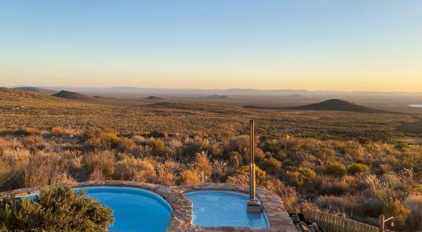写真にはMatjiesrivier市にあるTierkloof Mountain Cottagesが写っています。