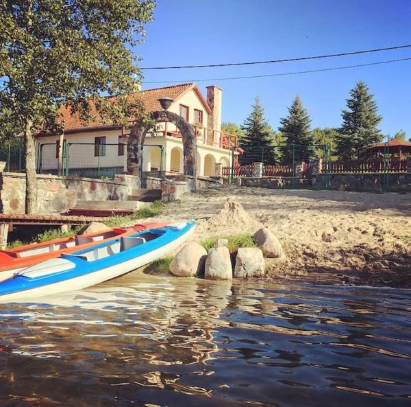Na zdjęciu widoczny jest obiekt Lakefront House & Sauna Mazury, quiet beautiful village, domekprzytulny położony w mieście Płociczno.