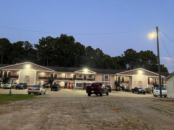 Na fotografii je vidět objekt High Falls Inn & Suites nacházející se ve městě Barnesville.