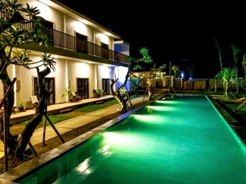 照片显示了位于Negarabatin市的Tantra Hotel物件。