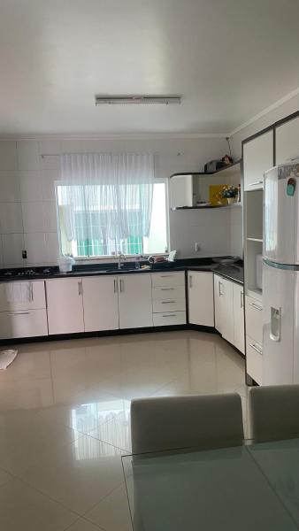 A la foto es mostra l'objecte Casa de praia bem localizada e com amplo espaço, próxima a cidade de Balneário Camboriú situat a la ciutat de Itapema.