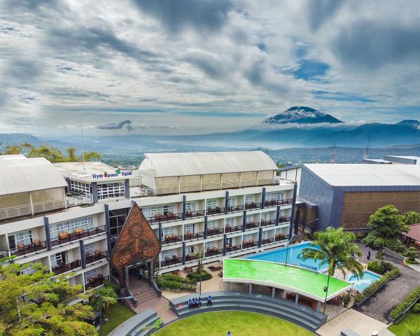 På billedet ses objektet Griya Persada Convention Hotel & Resort Bandungan beliggende i byen Bandungan.