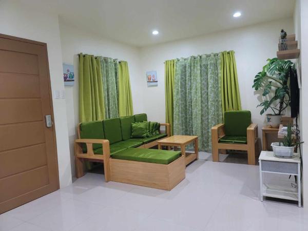 A la foto es mostra l'objecte Air-Conditioned Living Room and Bedrooms situat a la ciutat de Caniton.