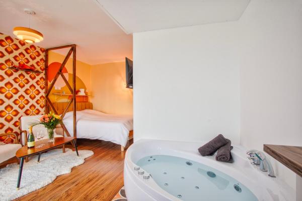 A la foto es mostra l'objecte Suite année 70 - Jacuzzi et Balcon situat a la ciutat de Caen.