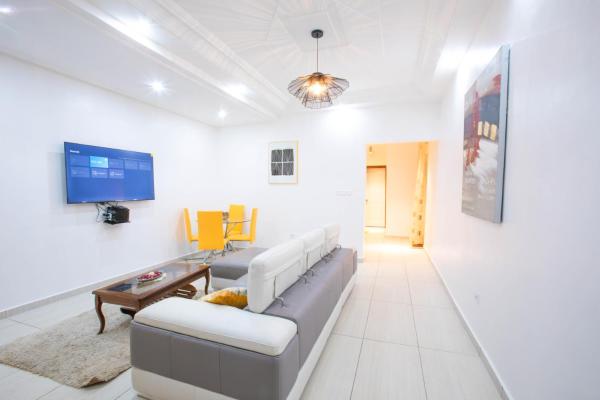 Na zdjęciu widoczny jest obiekt Éden Garden Luxurious Guest House położony w mieście Mesamindongo.