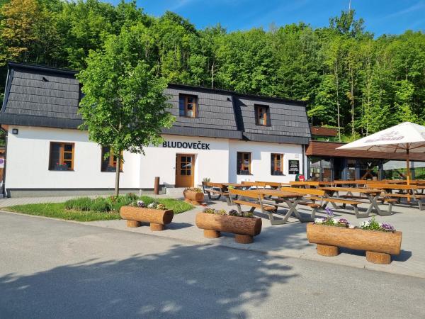 På bildet vises objektet Restaurace a Penzion Bludoveček som ligger i byen Hostice.