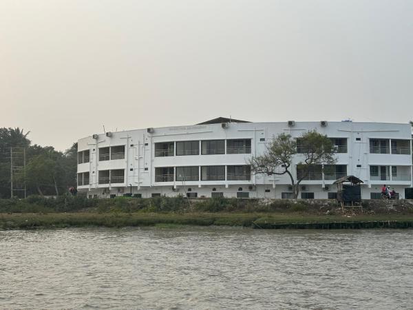 Auf dem Foto ist das Objekt ICHHAMATI HOTEL AND RESTAURANT in der Stadt Hāsnābād zu sehen.