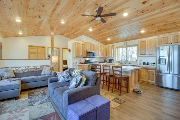 A la foto es mostra l'objecte Hines Vacation Rental with Grill Walk to Lake! situat a la ciutat de Hines.