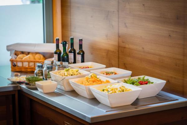 The photo shows the Heilmoorbad Schwanberg located in the city of Mainsdorf.