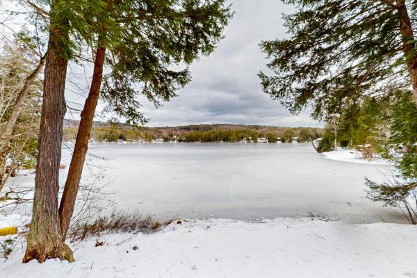 Na fotografii je vidět objekt Hermit Lake Retreat nacházející se ve městě Bristol.
