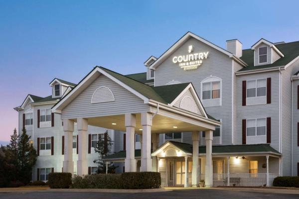 The photo shows the Country Inn & Suites by Radisson, Columbus, GA located in the city of Cataula.