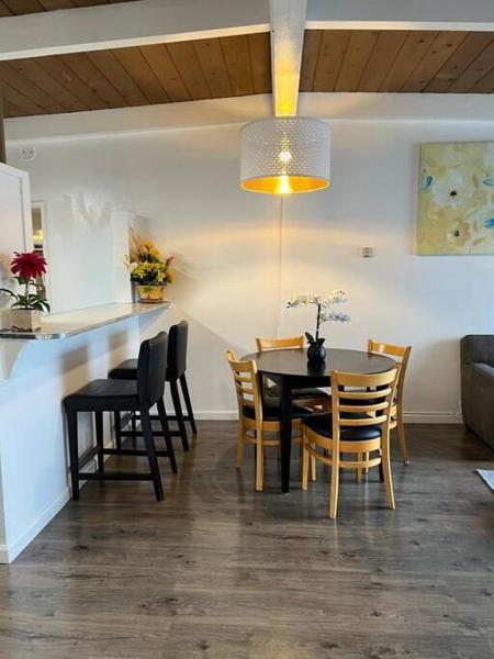 Op de foto is het object New 2BR 1Bath w/ Free Parking & Laundry near University of Berkeley te zien, gelegen in de stad Kensington.