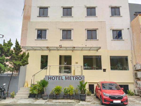 写真にはKayuringin市にあるMetro Hotel Bekasi powered by Cocotelが写っています。