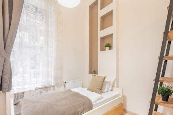 Central and Cute with 3 rooms and AC, Budapest