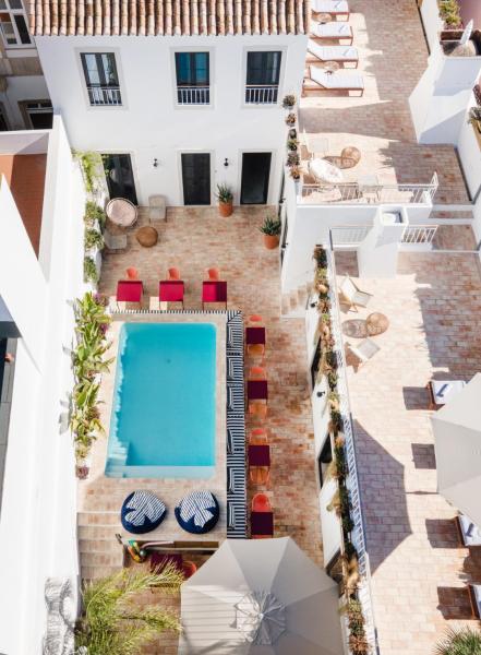 På billedet ses objektet Casa Rosa Villa with Pool in Olhao Centre beliggende i byen Olhão.