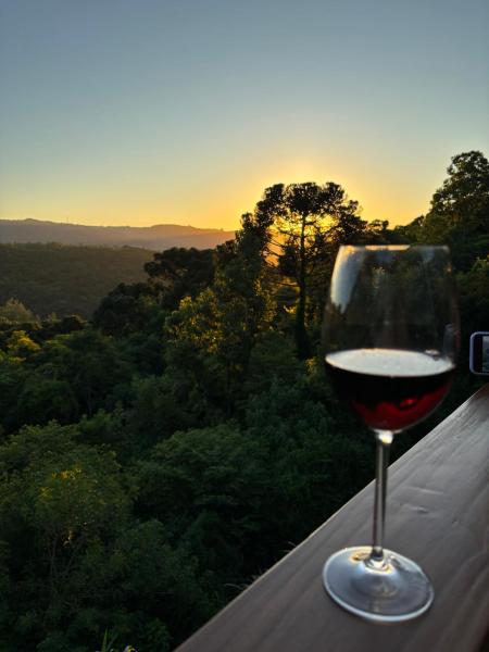 The photo shows the Reserva Linha Bonita - Chalés Românticos located in the city of Gramado.