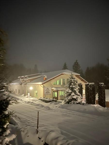 Na zdjęciu widoczny jest obiekt Guest House Podobovets 2000 położony w mieście Podobowiec.