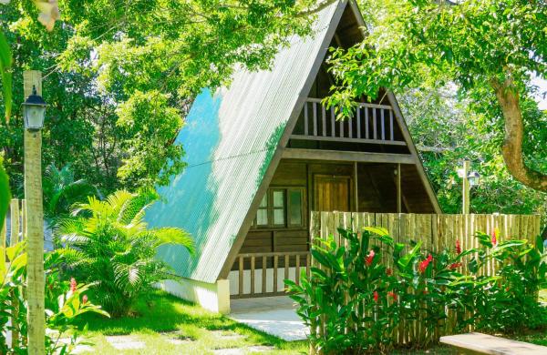 The photo shows the Pousada Ecologica Bangalo de Praia located in the city of Itacimirim.