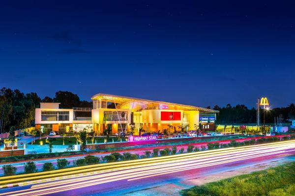 The photo shows the Highway Star located in the city of Vakkaleri.