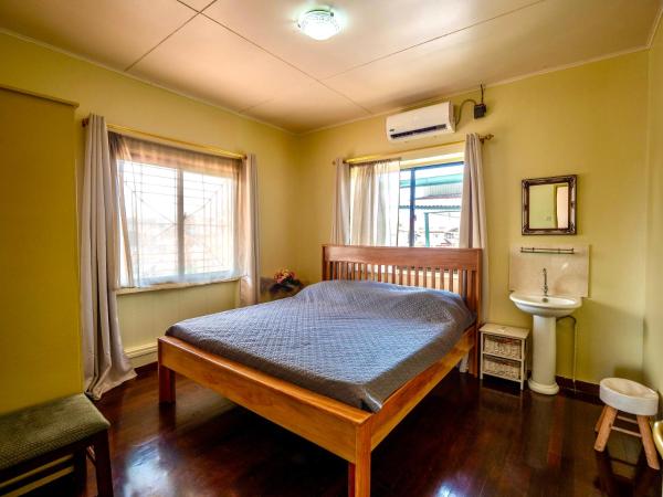 Foto 6: 2 Bed Flat - Sleeps 4 - Garden - Parking - Wifi