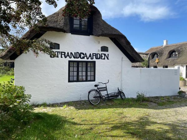 Na foto é possível ver o objeto Hotel Strandgaarden localizado na cidade de Vesterø Havn.