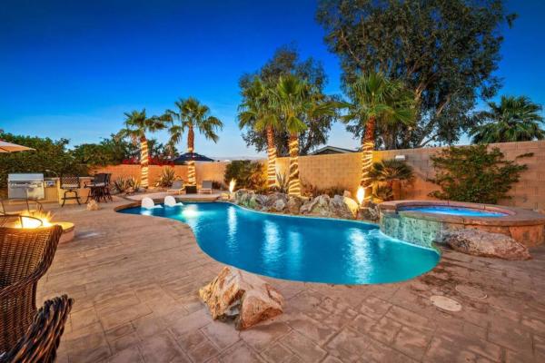 På bildet vises objektet The Luxe House With Resort Style Pool som ligger i byen Indio.