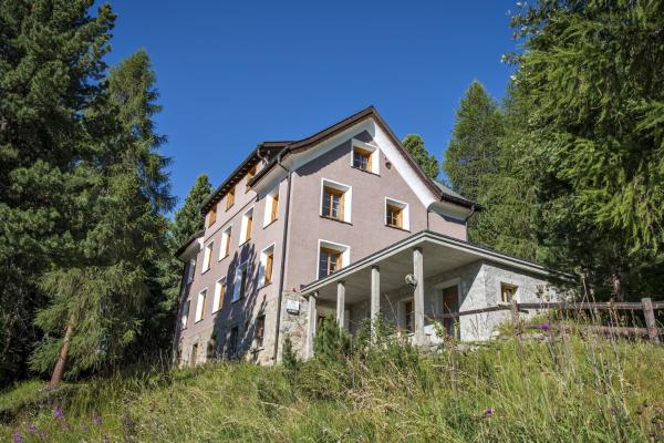 På billedet ses objektet Hostel by Randolins beliggende i byen St. Moritz.