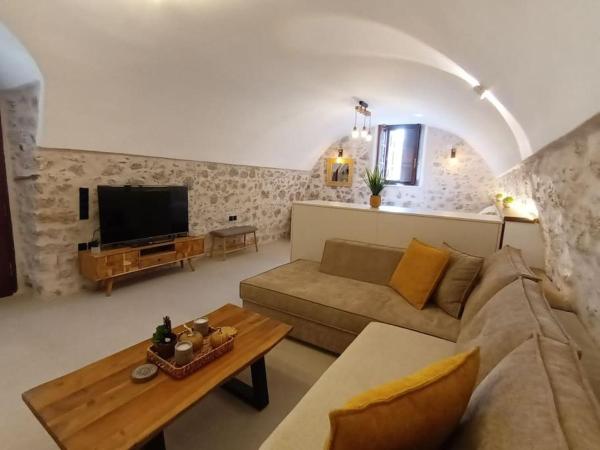 På billedet ses objektet Tsolakis Luxury House 2 beliggende i byen Leonidio.