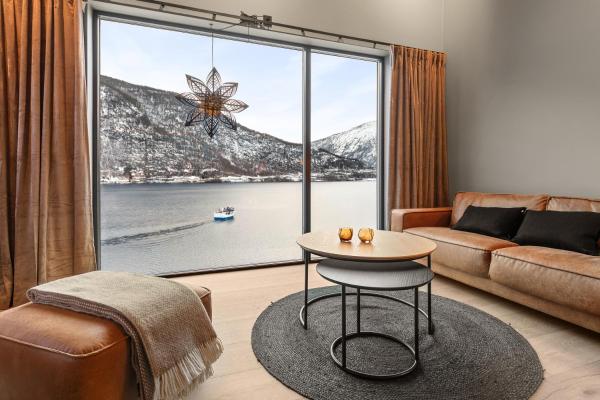 Auf dem Foto ist das Objekt Toppleilighet på bryggen i Sogndal med fantastisk utsikt in der Stadt Sogndal zu sehen.