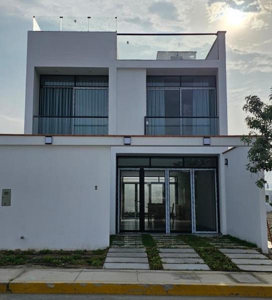写真にはLa Isla市にあるCasa en Asia con piscinaが写っています。