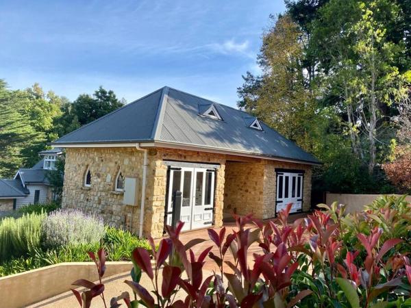 The photo shows the The Coach House located in the city of Aldgate.