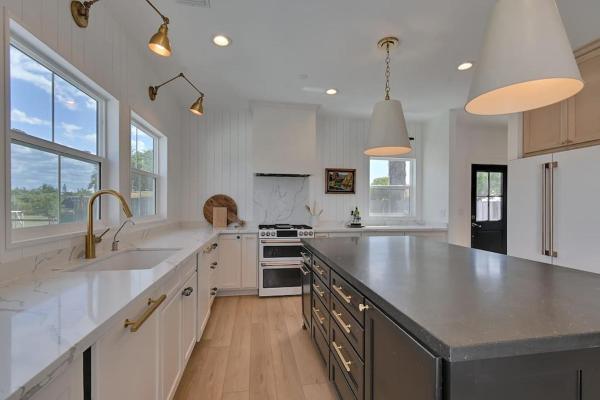 A la foto es mostra l'objecte The Modern Farmhouse situat a la ciutat de Grimes.