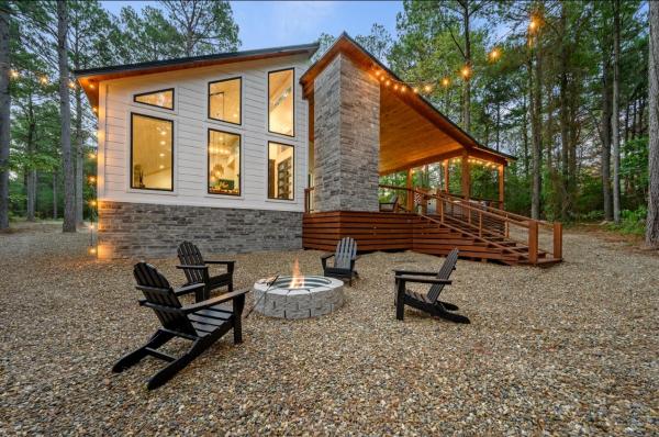 Na zdjęciu widoczny jest obiekt Two Knights Luxury Cabin położony w mieście Mount Herman.