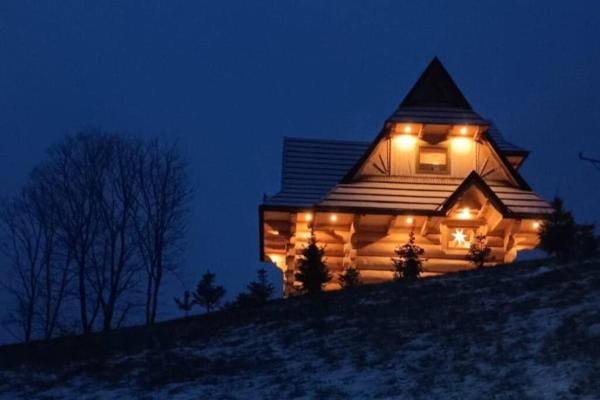 På bildet vises objektet Dom na Zapotoczu. Góralski dom na wyłączność na szczycie skały. som ligger i byen Kasinka Mala.